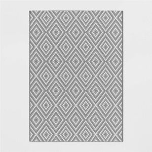 ROOM ESSENTIALS NWT diamond indoor area rug -gray -4x5’6”